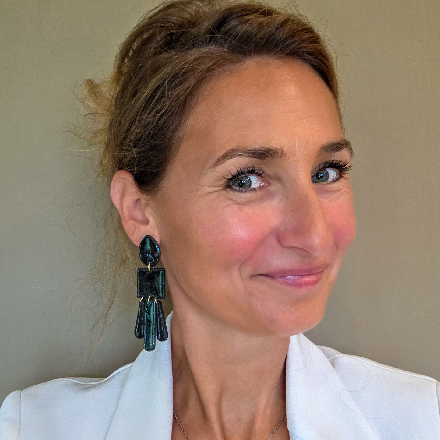 Unieke lange oorbellen met zwart en groen, handgemaakt en gedragen – Handmade Elegance by Delfine