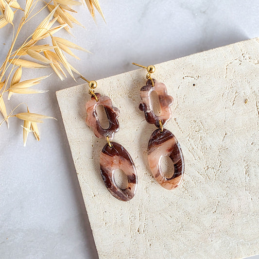 Unieke handgemaakte oorbellen in bloemvorm in bruin, gemaakt van polymeerklei – Handmade Elegance by Delfine