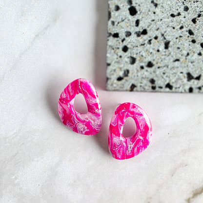 Unieke handgemaakte korte oorbellen in fuchsia, gemaakt van polymeerklei – Handmade Elegance by Delfine
