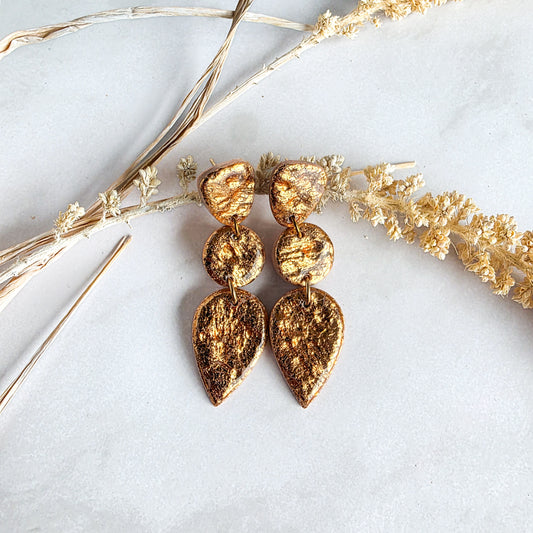 Bronskleurige lange oorbel van Handmade Elegance by Delfine