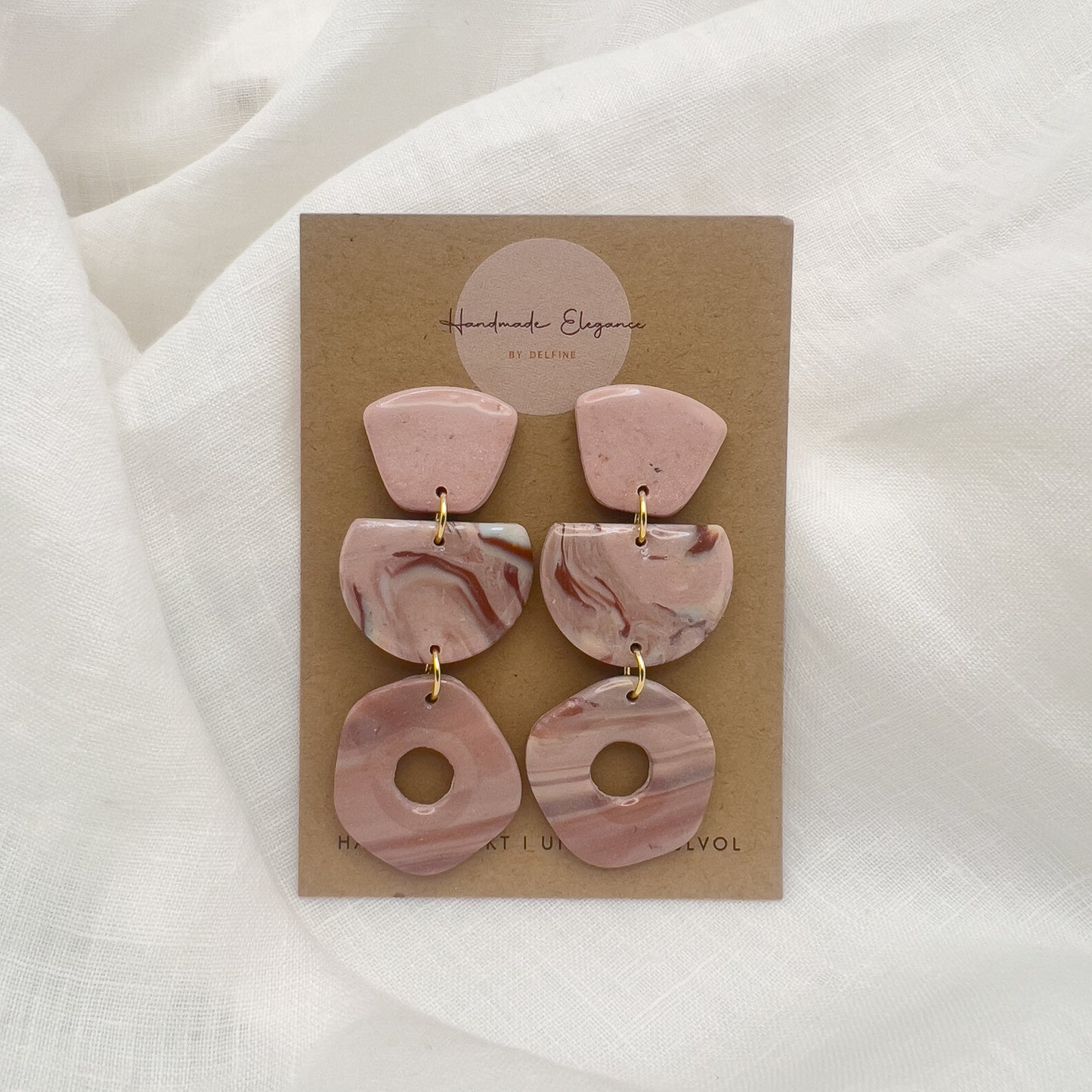 Unieke handgemaakte zachtroze polymeerklei oorbel kopen bij Handmade Elegance by Delfine