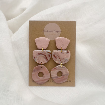 Unieke handgemaakte zachtroze polymeerklei oorbel kopen bij Handmade Elegance by Delfine