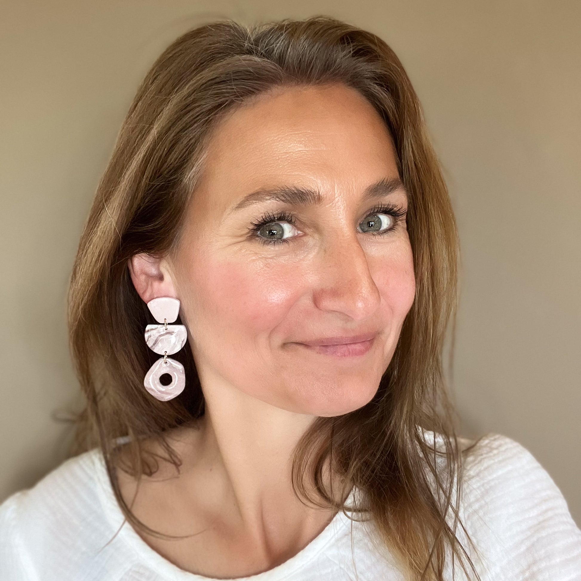 Unieke handgemaakte nude polymeerklei oorbel kopen bij Handmade Elegance by Delfine