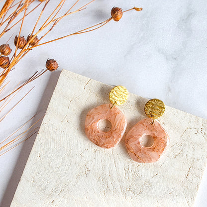 Kleine organische oorbel met gouden oorknopje van Handmade Elegance by Delfine