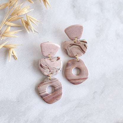 Lange taupe oorbel van Handmade Elegance by Delfine