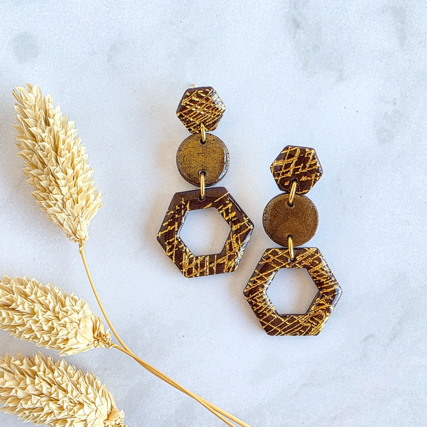 Unieke handgemaakte geometrische oorbel met bruin, goud en metallic