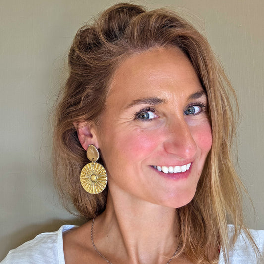 Unieke lange ronde oorbellen in goud, handgemaakt en gedragen – Handmade Elegance by Delfine