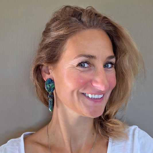Unieke lange ronde oorbellen in groen en zwart, handgemaakt en gedragen – Handmade Elegance by Delfine