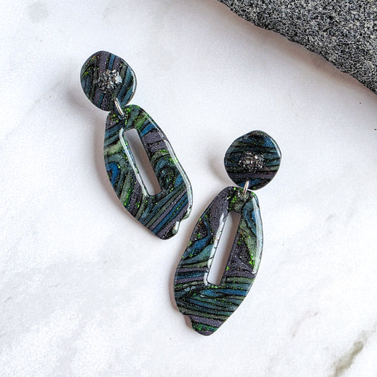 Lange unieke oorbellen met zwart en groen, handgemaakt en gedragen – Handmade Elegance by Delfine