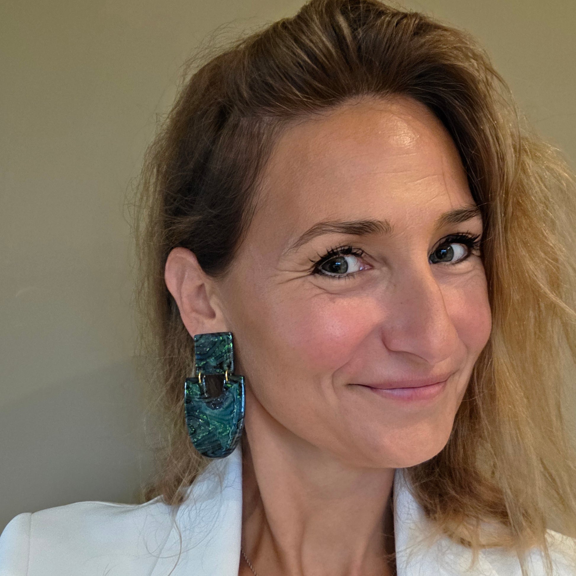 Unieke grote statement oorbellen in groen en zwart, handgemaakt en gedragen – Handmade Elegance by Delfine