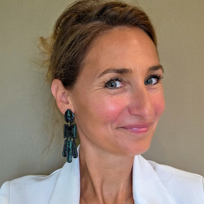 Unieke lange oorbellen met zwart en groen, handgemaakt en gedragen – Handmade Elegance by Delfine
